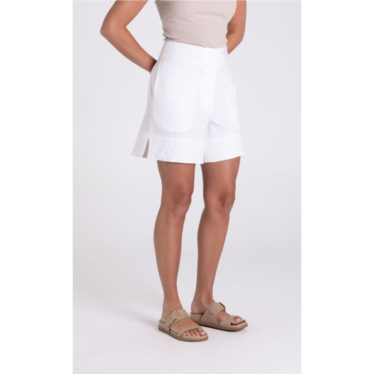 TWO T's | LINEN SHORT - White
