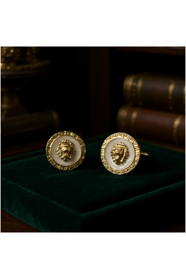 ISLA | LION MOTIF MEDIUM STUD - White