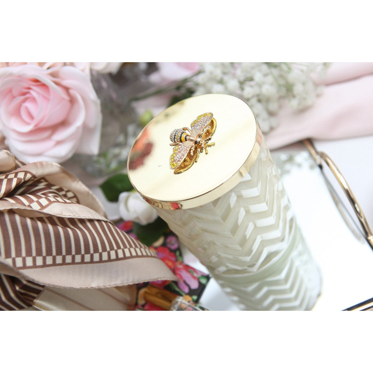 COTE NOIRE | HERRINGBONE CANDLE WITH SCARF BLOND VANILLA - CREAM &amp; GOLDEN BEE LID